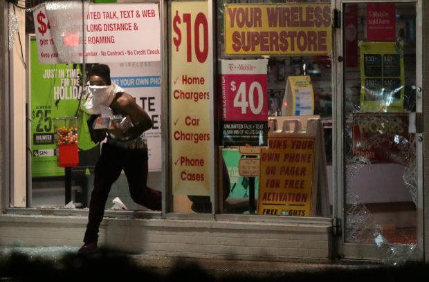 Looting resumes after midnight in Ferguson